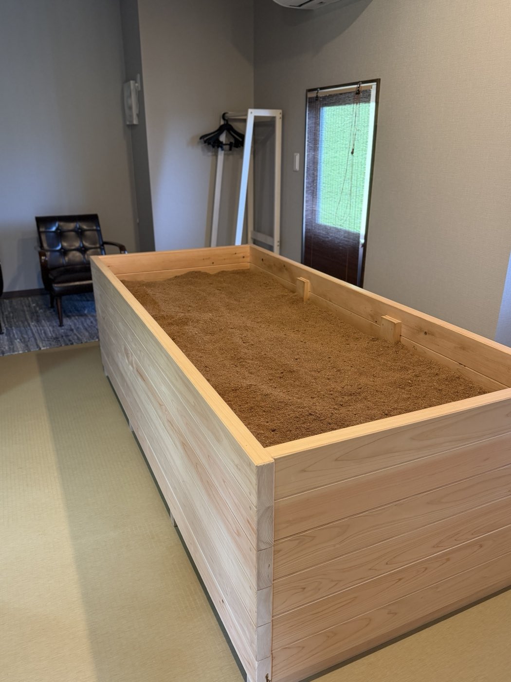 ヒノキ材で組まれた酵素風呂の浴槽